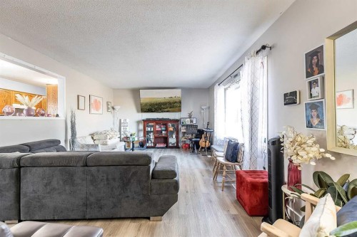 201 5 Street Se, Medicine Hat, AB - Indoor Photo Showing Living Room