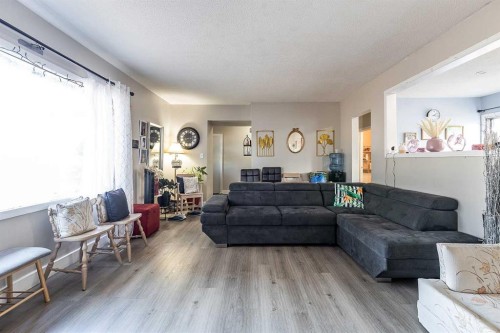 201 5 Street Se, Medicine Hat, AB - Indoor Photo Showing Living Room