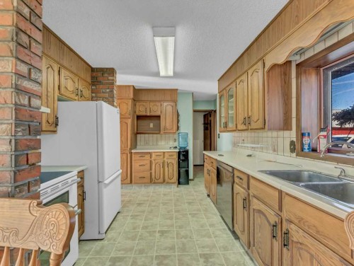 22222 Range Road 20, Bindloss, AB 