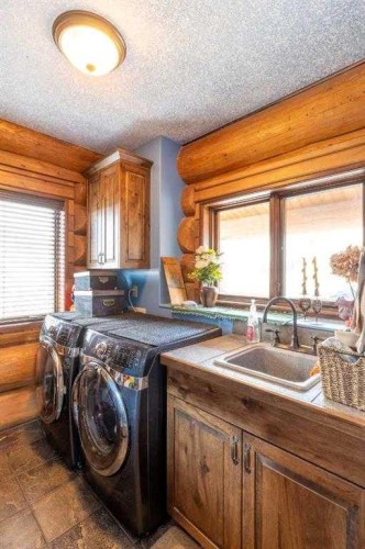 21468 Range Road 13, Bindloss, AB - Indoor Photo Showing Laundry Room