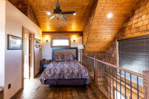21468 Range Road 13, Bindloss, AB - Indoor Photo Showing Bedroom