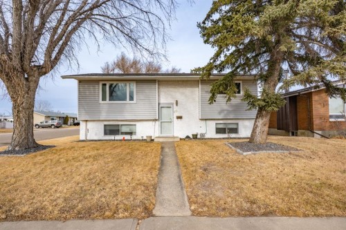 60 Gray Crescent NW Medicine Hat, AB T1A 7E1