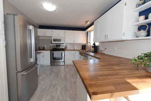 52 Cypress Way Se, Medicine Hat, AB - Indoor Photo Showing Kitchen