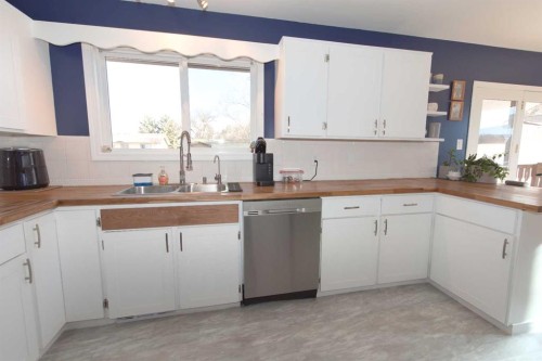 52 Cypress Way Se, Medicine Hat, AB - Indoor Photo Showing Kitchen With Double Sink