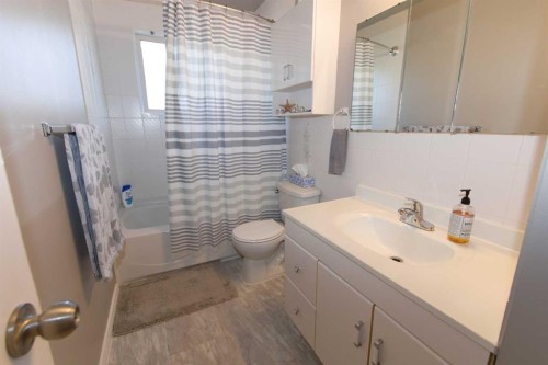 52 Cypress Way Se, Medicine Hat, AB - Indoor Photo Showing Bathroom