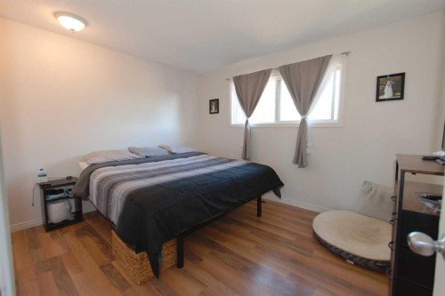52 Cypress Way Se, Medicine Hat, AB - Indoor Photo Showing Bedroom