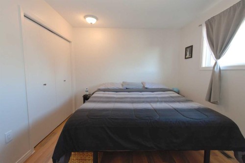 52 Cypress Way Se, Medicine Hat, AB - Indoor Photo Showing Bedroom