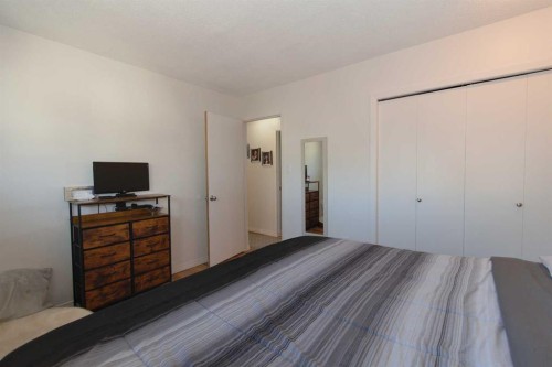 52 Cypress Way Se, Medicine Hat, AB - Indoor Photo Showing Bedroom