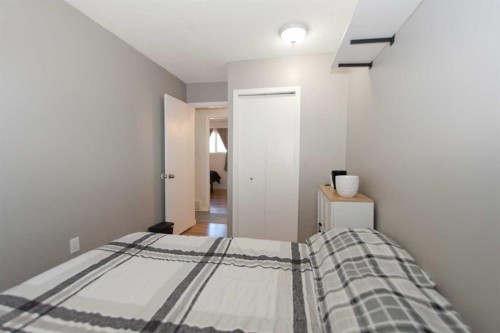 52 Cypress Way Se, Medicine Hat, AB - Indoor Photo Showing Bedroom
