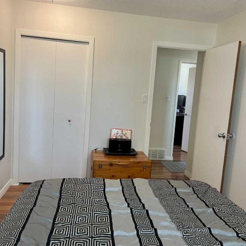 52 Cypress Way Se, Medicine Hat, AB - Indoor Photo Showing Bedroom