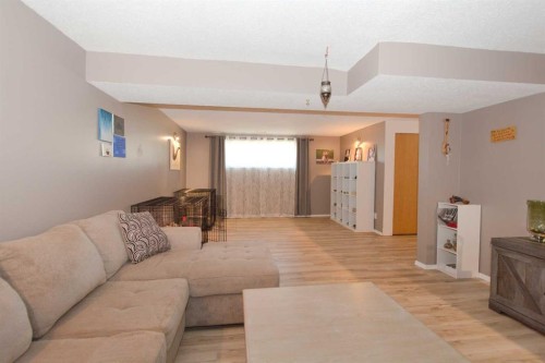 52 Cypress Way Se, Medicine Hat, AB - Indoor Photo Showing Living Room