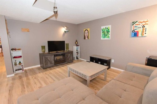 52 Cypress Way Se, Medicine Hat, AB - Indoor Photo Showing Living Room