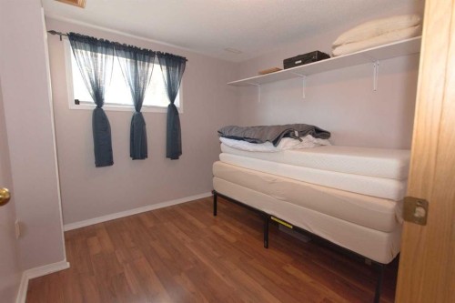 52 Cypress Way Se, Medicine Hat, AB - Indoor Photo Showing Bedroom