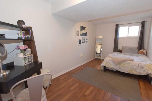 52 Cypress Way Se, Medicine Hat, AB - Indoor Photo Showing Bedroom