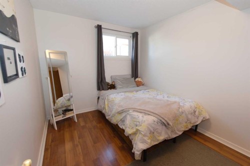 52 Cypress Way Se, Medicine Hat, AB - Indoor Photo Showing Bedroom