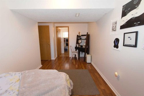 52 Cypress Way Se, Medicine Hat, AB - Indoor Photo Showing Bedroom