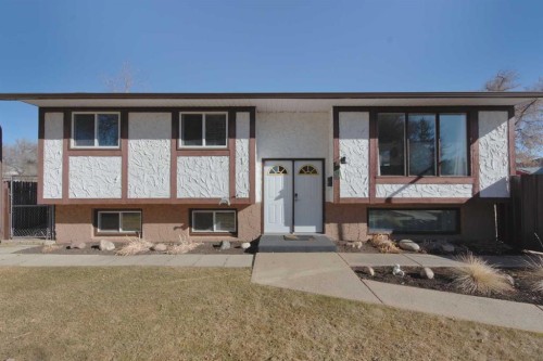 52 Cypress Way Se, Medicine Hat, AB - Outdoor With Facade