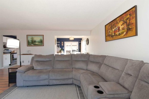 52 Cypress Way Se, Medicine Hat, AB - Indoor Photo Showing Living Room