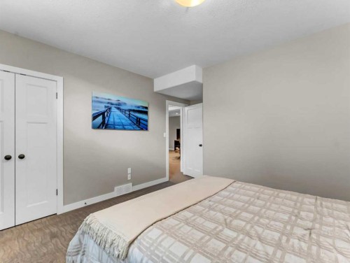 324 Ranchview Court Ne, Medicine Hat, AB - Indoor Photo Showing Bedroom