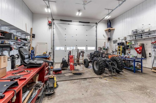 480 7 Street, Dunmore, AB - Indoor Photo Showing Garage