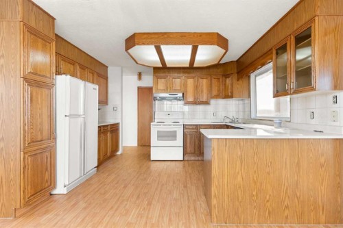 626 Old Highway 1, Walsh, AB - Indoor Photo Showing Kitchen