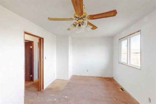 626 Old Highway 1, Walsh, AB - Indoor Photo Showing Other Room