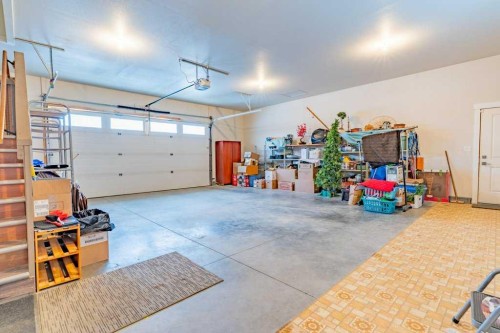 208 Westview Crescent West, Bow Island, AB - Indoor Photo Showing Garage