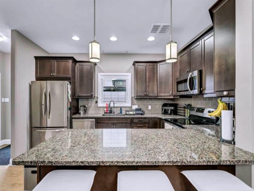 41 Somerside Gate Se, Medicine Hat, AB - Indoor Photo Showing Kitchen With Stainless Steel Kitchen With Upgraded Kitchen