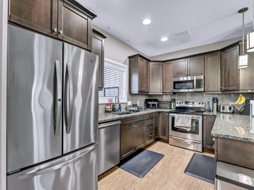 41 Somerside Gate Se, Medicine Hat, AB - Indoor Photo Showing Kitchen With Stainless Steel Kitchen