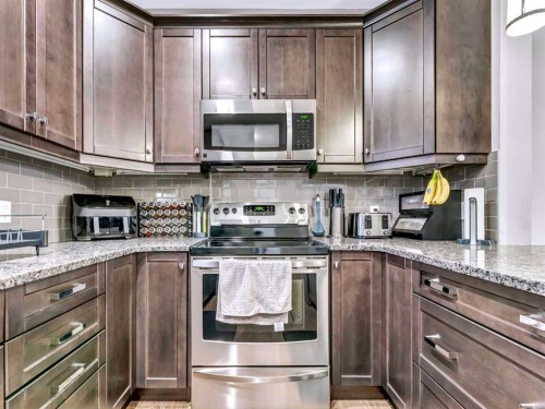 41 Somerside Gate Se, Medicine Hat, AB - Indoor Photo Showing Kitchen With Stainless Steel Kitchen With Upgraded Kitchen