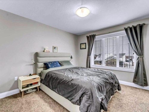 41 Somerside Gate Se, Medicine Hat, AB - Indoor Photo Showing Bedroom