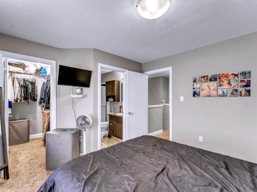 41 Somerside Gate Se, Medicine Hat, AB - Indoor Photo Showing Bedroom