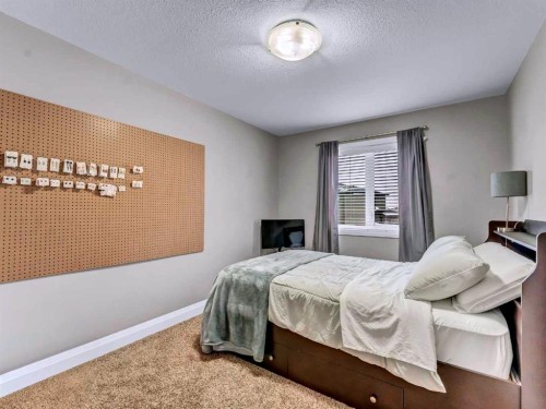 41 Somerside Gate Se, Medicine Hat, AB - Indoor Photo Showing Bedroom