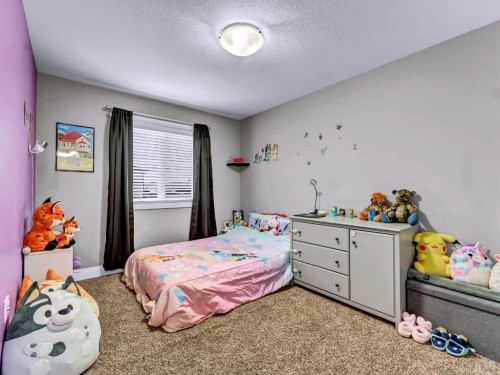 41 Somerside Gate Se, Medicine Hat, AB - Indoor Photo Showing Bedroom