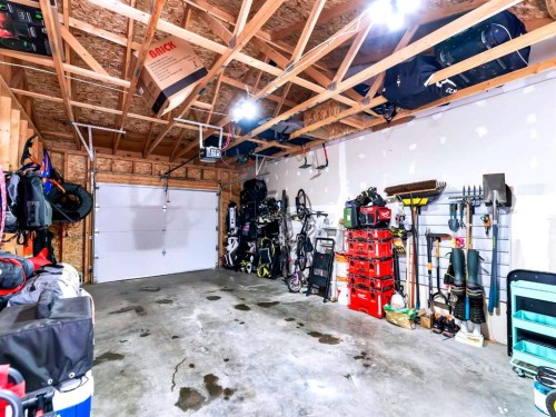 41 Somerside Gate Se, Medicine Hat, AB - Indoor Photo Showing Garage