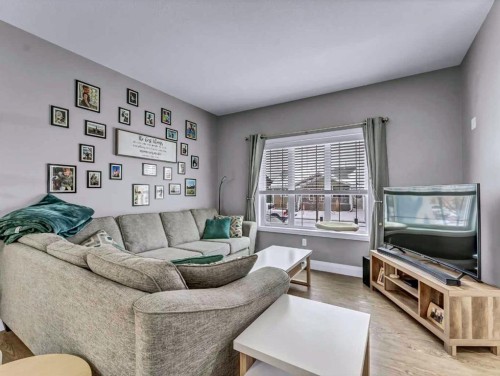 41 Somerside Gate Se, Medicine Hat, AB - Indoor Photo Showing Living Room