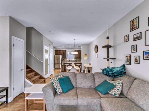 41 Somerside Gate Se, Medicine Hat, AB - Indoor Photo Showing Living Room