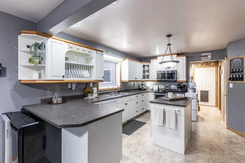512 11 Street, Dunmore, AB - Indoor Photo Showing Kitchen