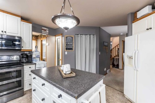 512 11 Street, Dunmore, AB - Indoor Photo Showing Kitchen