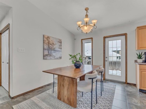 32 Sunrise Court Sw, Medicine Hat, AB - Indoor Photo Showing Dining Room