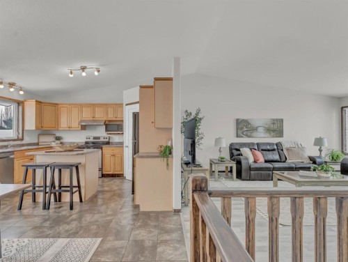 32 Sunrise Court Sw, Medicine Hat, AB - Indoor Photo Showing Kitchen