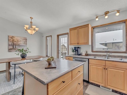 32 Sunrise Court Sw, Medicine Hat, AB - Indoor Photo Showing Kitchen With Double Sink