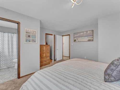 32 Sunrise Court Sw, Medicine Hat, AB - Indoor Photo Showing Bedroom