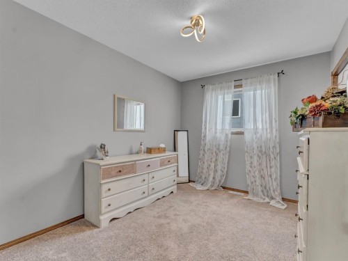 32 Sunrise Court Sw, Medicine Hat, AB - Indoor Photo Showing Other Room