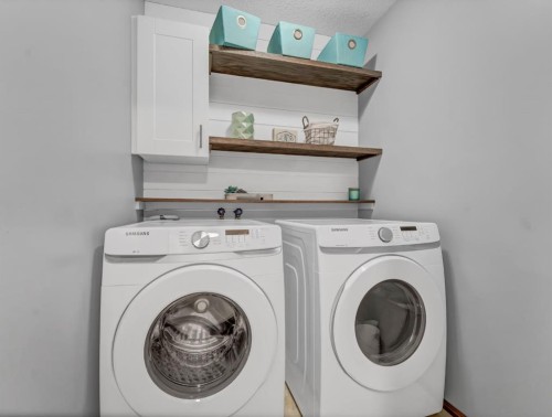 32 Sunrise Court Sw, Medicine Hat, AB - Indoor Photo Showing Laundry Room
