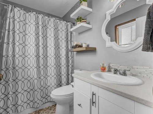 32 Sunrise Court Sw, Medicine Hat, AB - Indoor Photo Showing Bathroom