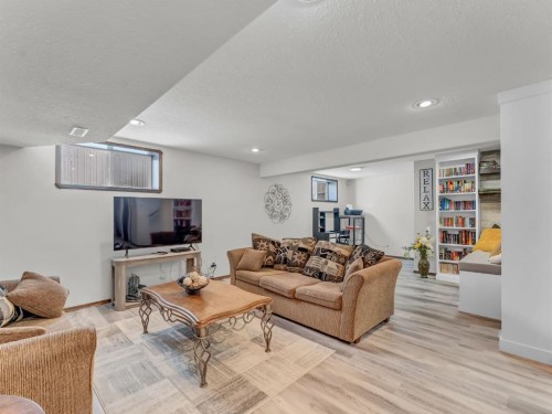 32 Sunrise Court Sw, Medicine Hat, AB - Indoor Photo Showing Living Room