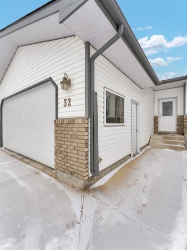 32 Sunrise Court Sw, Medicine Hat, AB - Outdoor