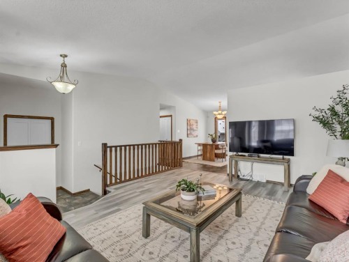 32 Sunrise Court Sw, Medicine Hat, AB - Indoor Photo Showing Living Room