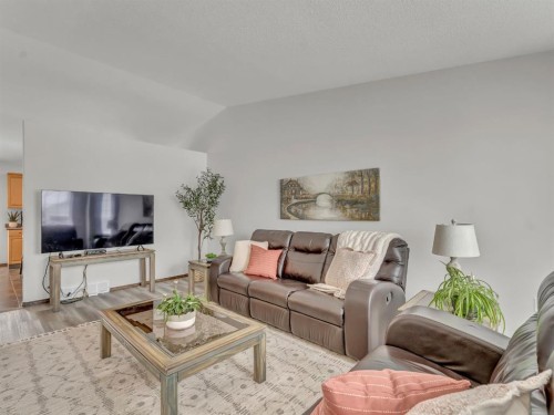 32 Sunrise Court Sw, Medicine Hat, AB - Indoor Photo Showing Living Room